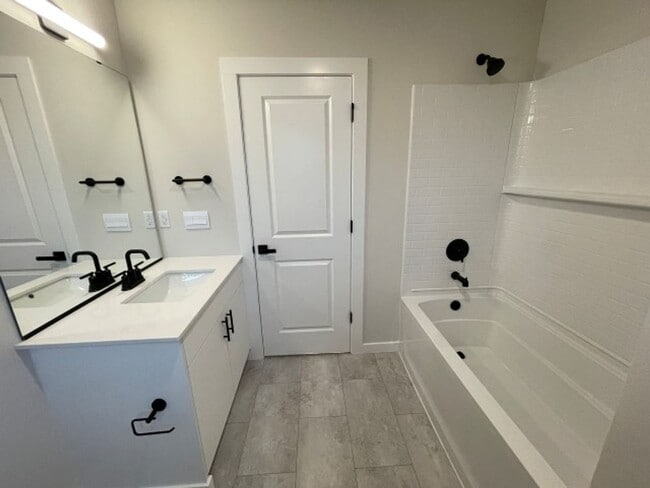 Building Photo - 4Bd/3.5Ba Snohomish Townhouse