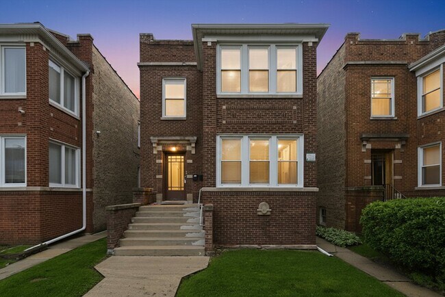 Building Photo - 5039 W Cullom Ave