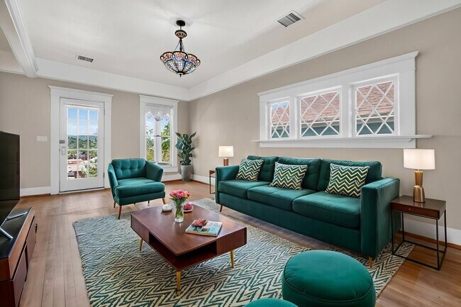 Building Photo - 3 Bedroom with Historical Charm Close to Square