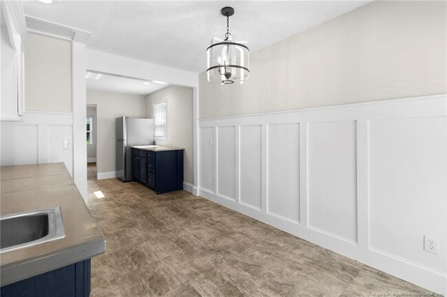 Building Photo - 2219 Westdale Dr