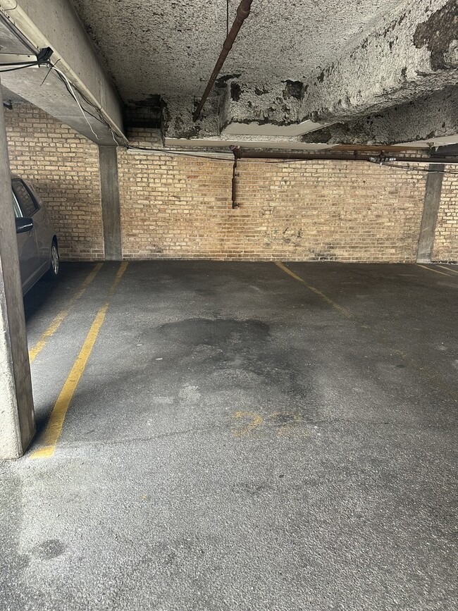 Building Photo - 7120 N Sheridan Rd