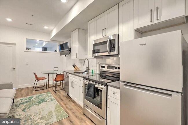 Building Photo - 2531 W Girard Ave