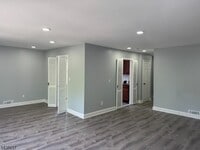Building Photo - 10 Evelyn Ct