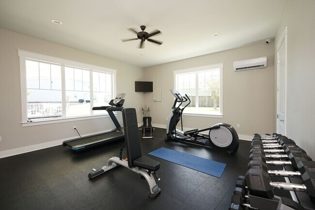 Building Photo - Central Freeport Location with Community Pool