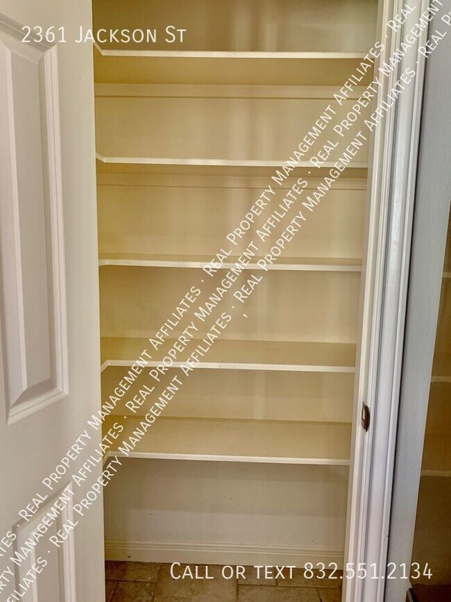 Building Photo - Middle Stunner