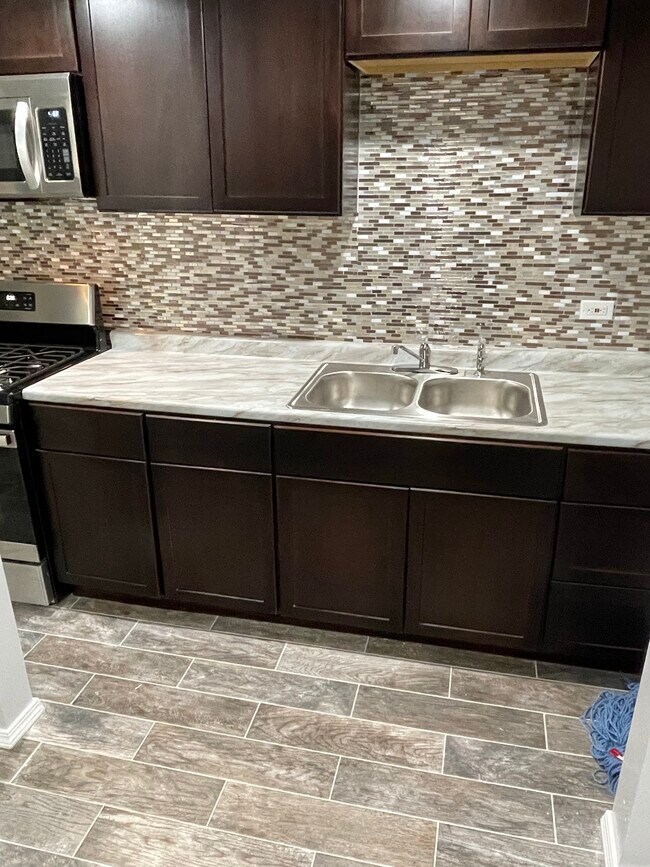 Building Photo - 1518 E 72nd St