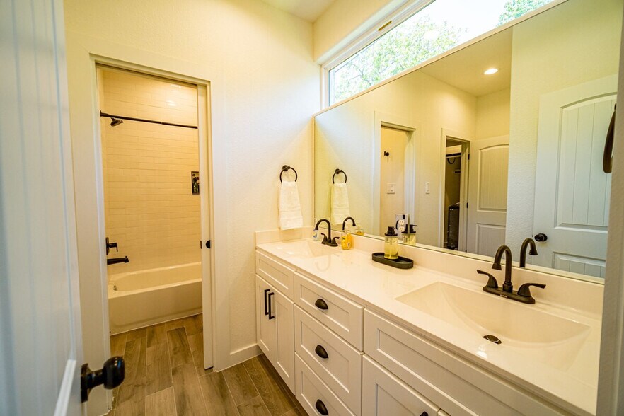 Building Photo - 4706 Idaho St