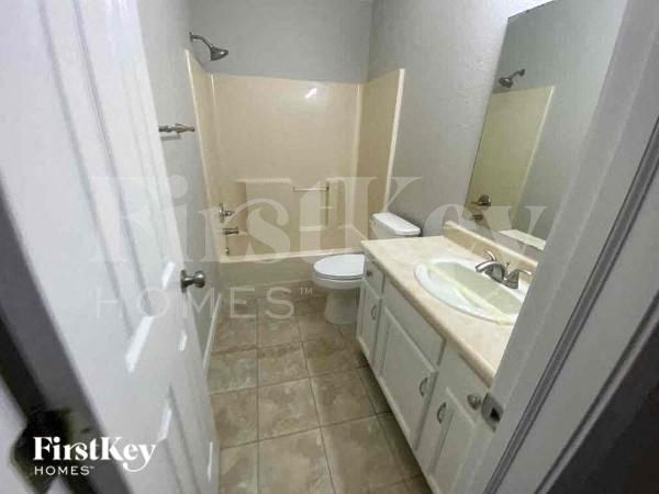 Building Photo - 430 E Pine Ridge Dr