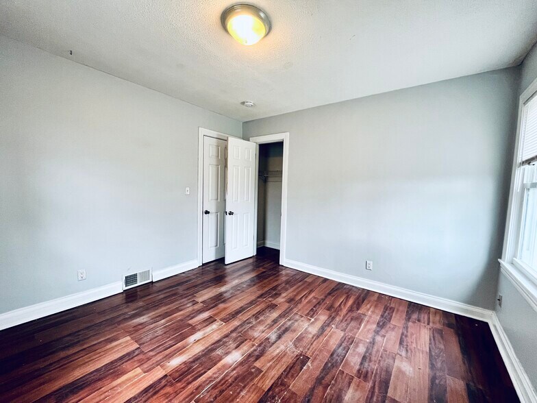 Building Photo - 5200 Stephan Dr