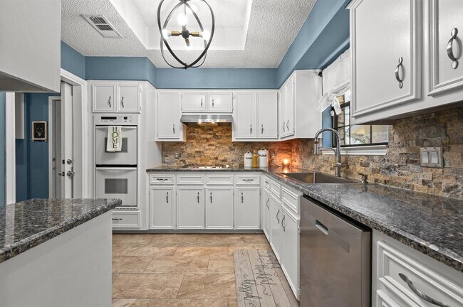 Building Photo - 303 Pin Oak Dr