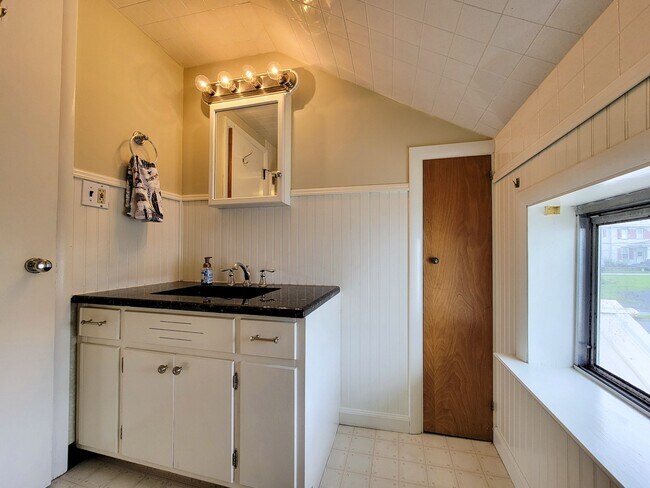 Building Photo - 984 W Main St