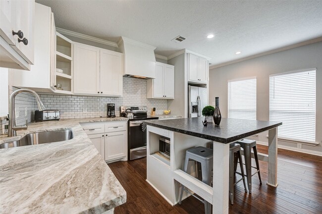 Building Photo - 921 Kern St