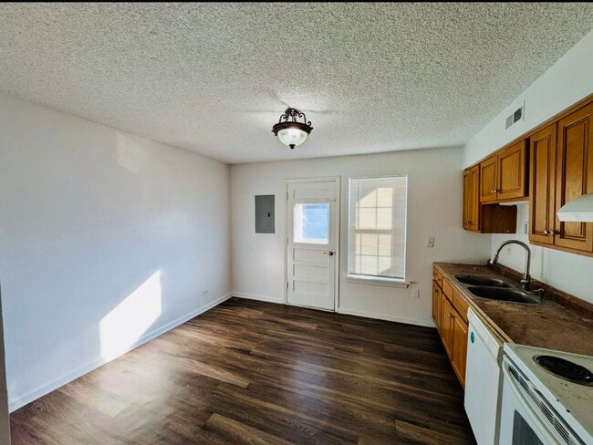 Building Photo - 3 Bedroom 1.5 Bathroom Townhome