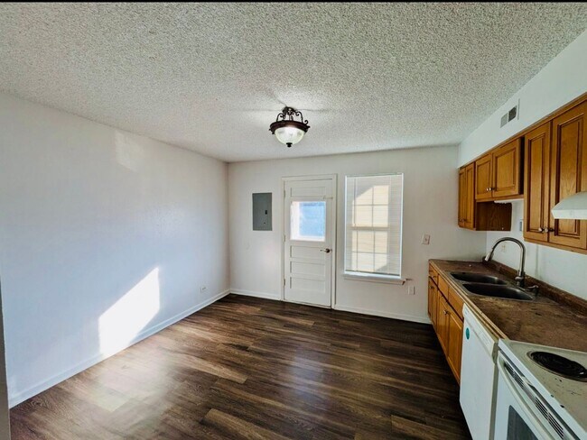 Building Photo - 3 Bedroom 1.5 Bathroom Townhome W/ ONE MONTH FREE