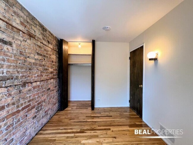 Building Photo - 2 bedroom in CHICAGO IL 60657