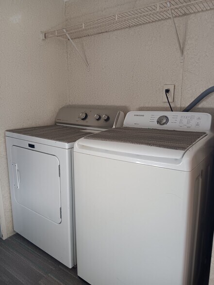 Building Photo - 5540 Rainbow Dr