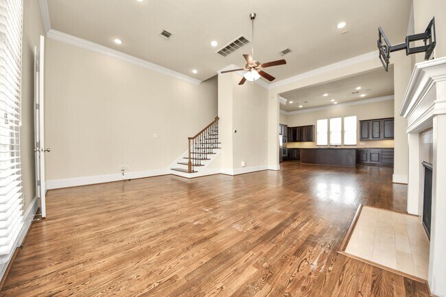 Building Photo - 210 E 28th St