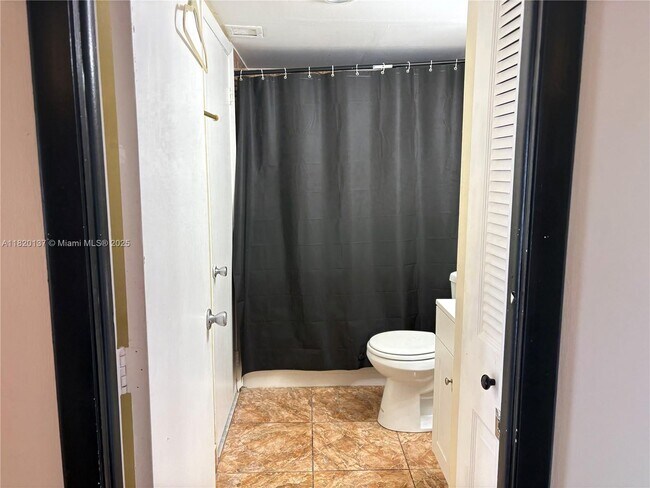 Building Photo - 4164 Inverrary Dr