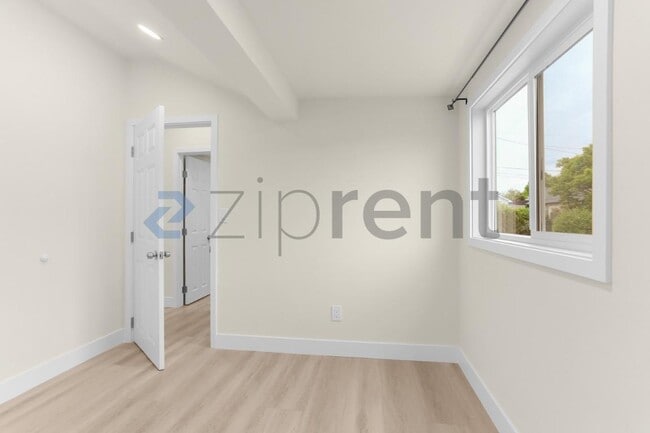 Building Photo - Unit
