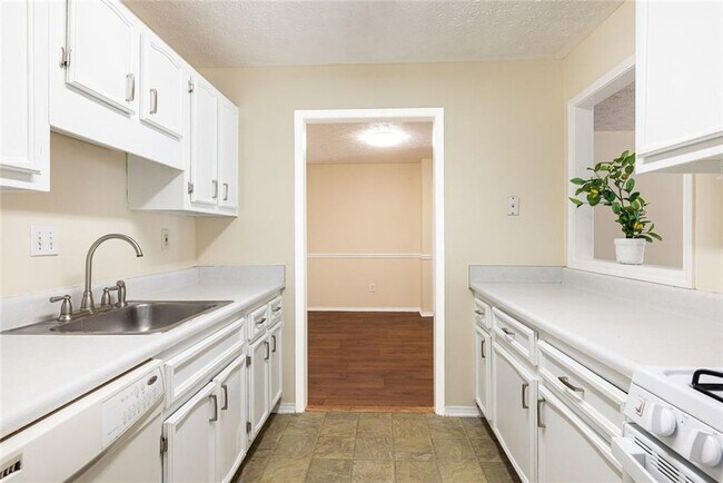 Building Photo - 910 Augusta Dr