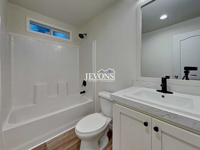 Building Photo - Rent Ready!