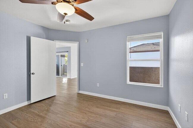 Building Photo - *MOVE-IN READY* GREAT UPPER LEVEL 2-BEDROO...