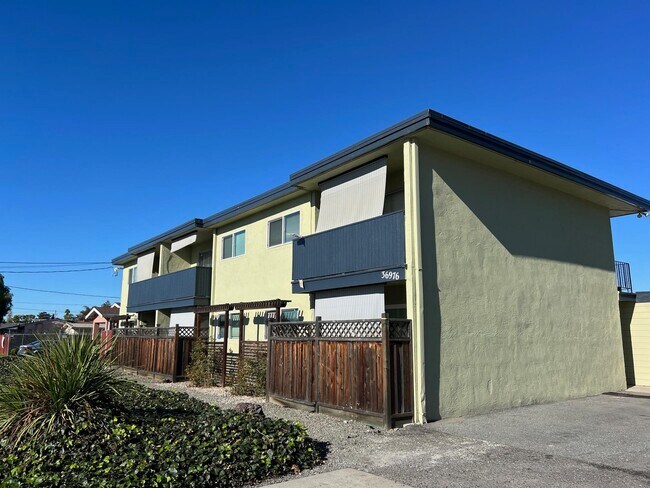 Building Photo - 36976 Mulberry St