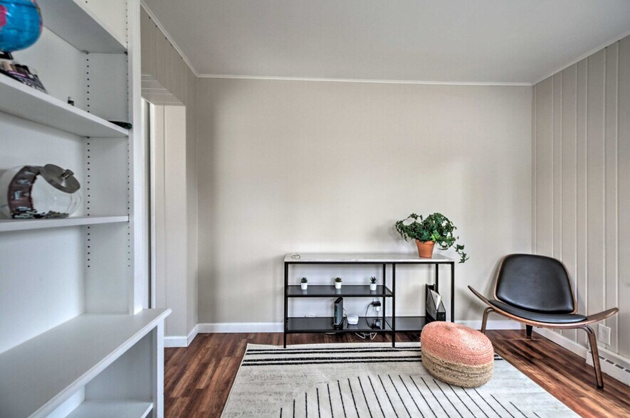 Building Photo - 696 Crescent Blvd