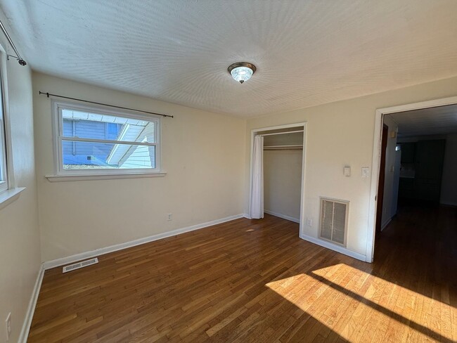 Building Photo - Must see 2 - bedroom, 1 -bath all brick home