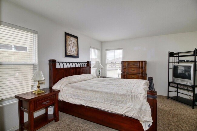 Building Photo - North Natomas 2 Story 3 Bedroom w/ Loft. 2...
