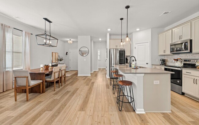 Building Photo - Modern Moncks Corner Home!