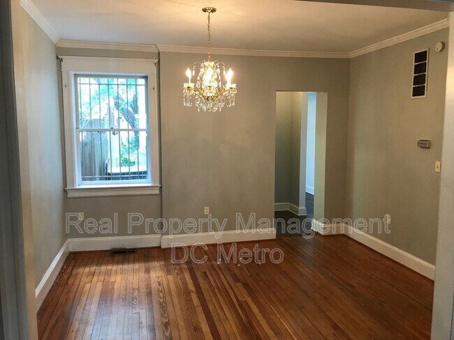 Building Photo - 309 9th St NE