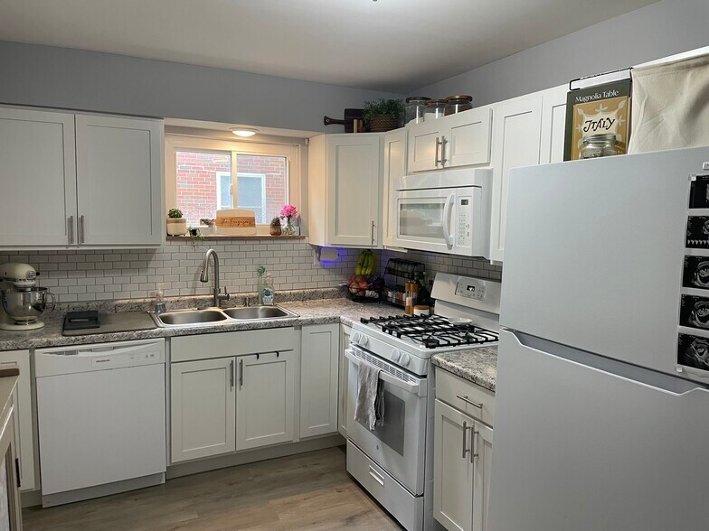 Building Photo - 4131 Oakwood Ave