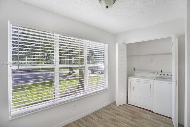 Building Photo - 417 Vista Isles Dr