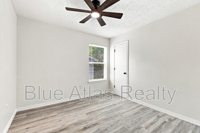 Building Photo - 8137 Foxfire Ln