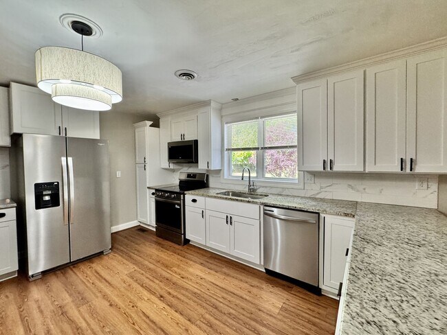 Building Photo - Recently Updated 4-Bedroom Ranch Home w/a 2 Bedroom Guest Cottage! Ready 04-23-26! Pet Friendly Home