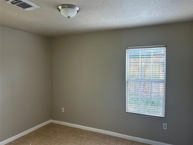 Building Photo - 8910 Strathmore Dr