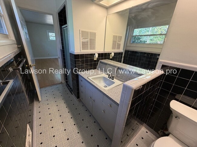 Building Photo - Beautiful Mid Century Modern Grandin Road Home