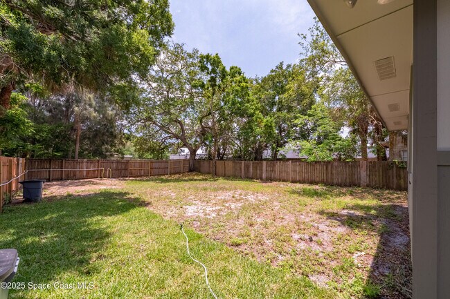 Building Photo - 1919 Poinsetta Blvd