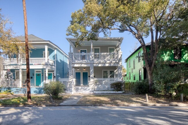 Building Photo - 2 Bed, 2 Bath Available Now!