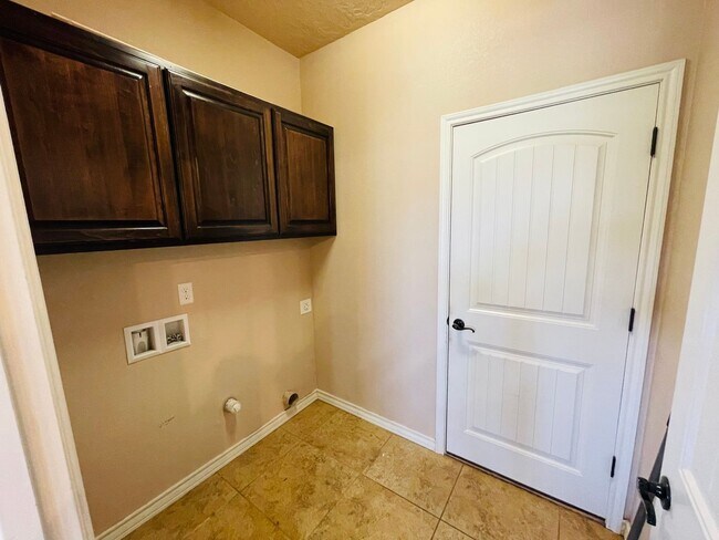 Building Photo - 4 Bedroom, 2 Bath -