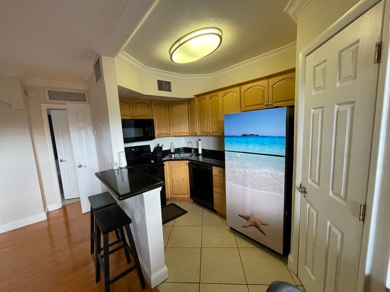 Building Photo - 744 NE 14th Ave