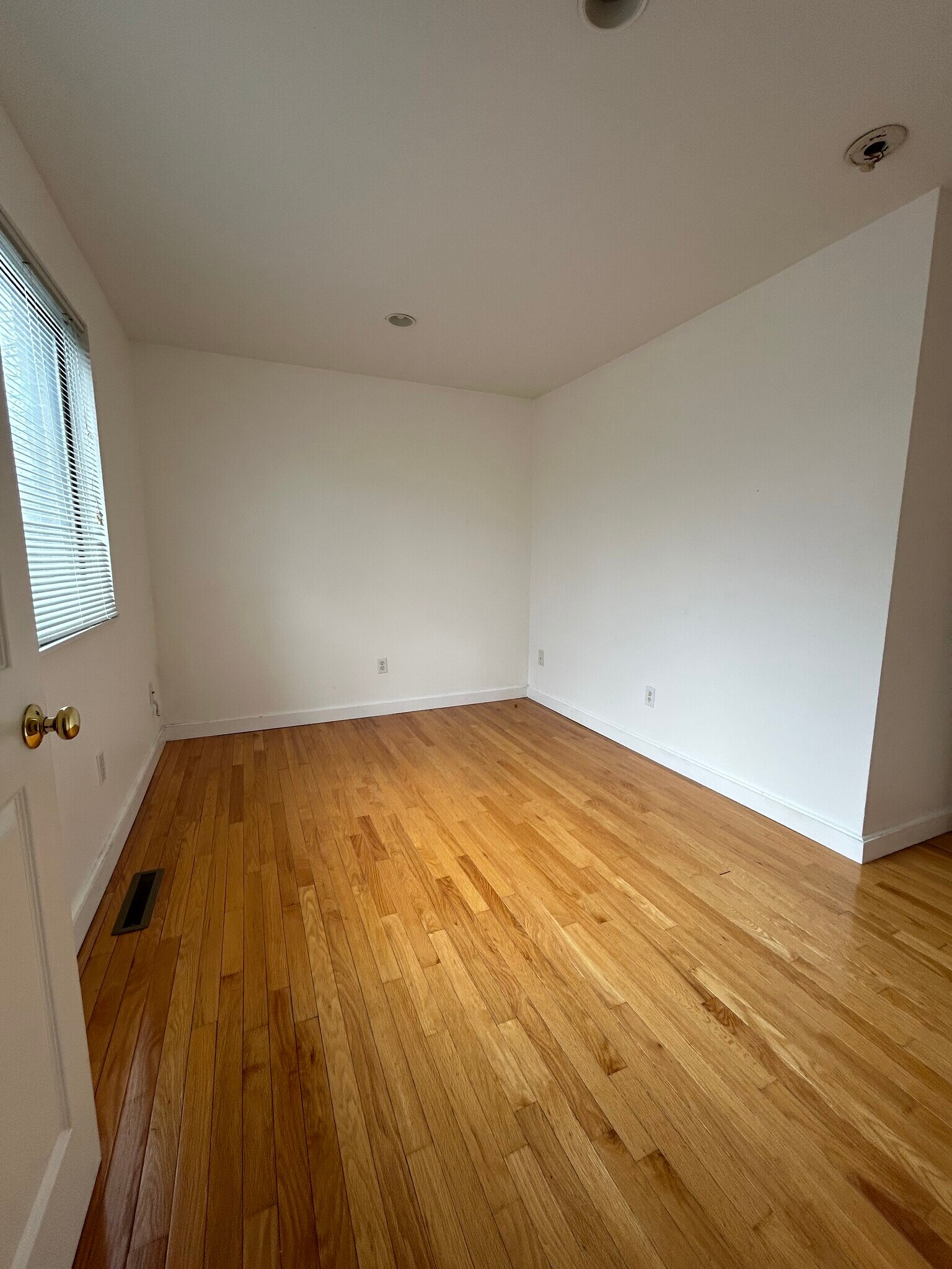 Building Photo - 22 Broadlawn Park