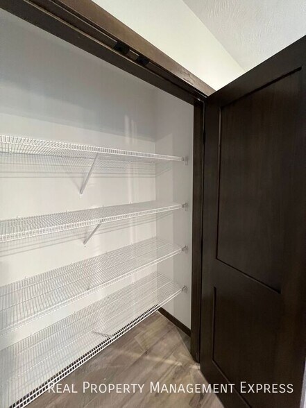 Building Photo - 3 Bed 2 Bath Townhome w/ Double Garage in Southeast SF