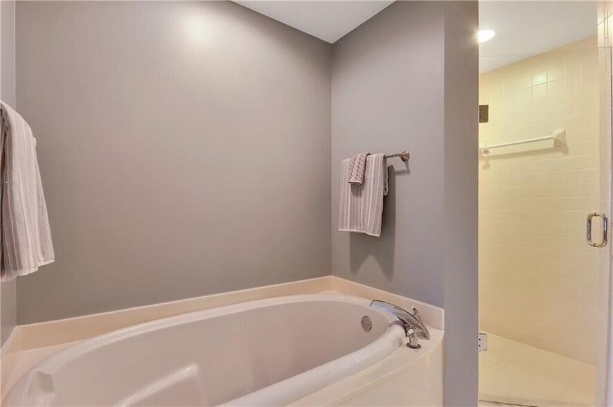Building Photo - 5225 E Harbor Village Dr
