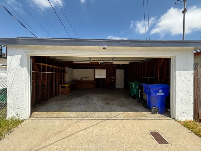 Building Photo - Updated 3B/2BA House in North Park w/ Cove...
