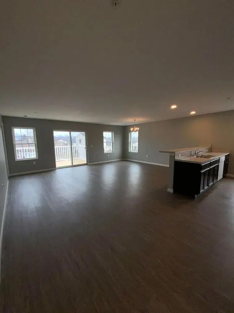 Building Photo - 200 Larkspur Ln