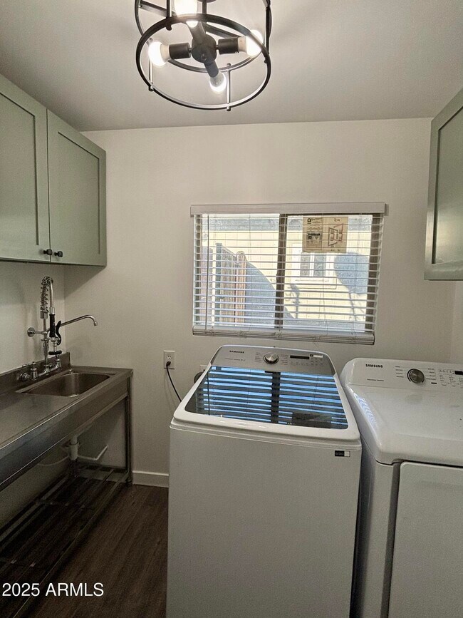 Building Photo - 2816 N 33rd Pl