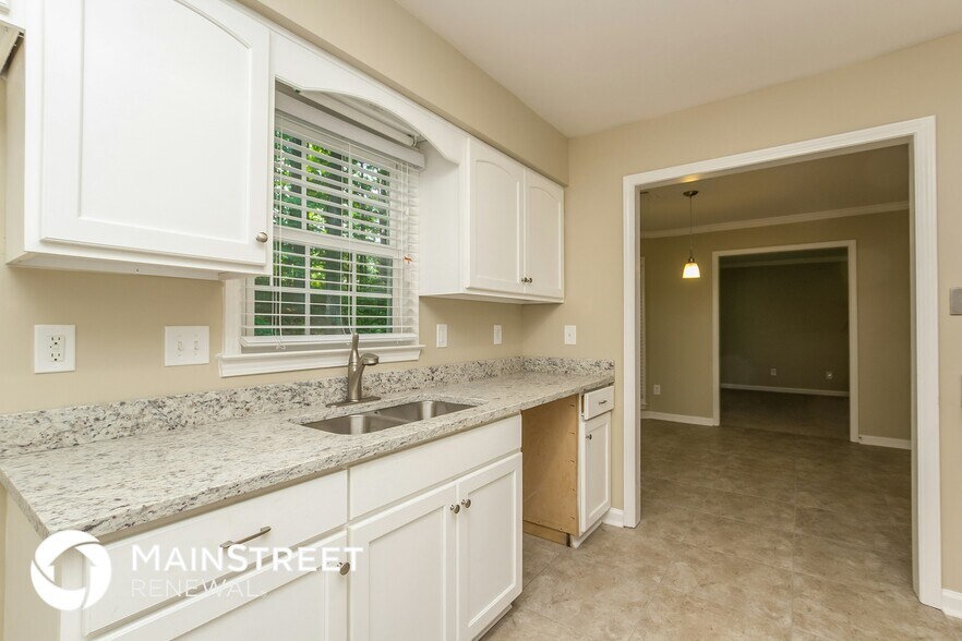 Building Photo - 320 Sumter Dr NE
