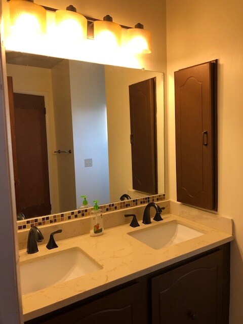 His &amp; Her sinks - 428 Thoreau Rd